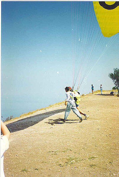 קובץ:Gonen gal take off mevo hama in P1 course 1994.jpg